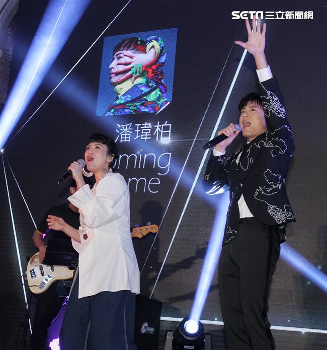 魏如萱、韋禮安以現場演唱方式揭曉「2017年度十大華語歌曲」獎。（記者邱榮吉/攝影）