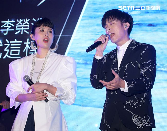 魏如萱、韋禮安以現場演唱方式揭曉「2017年度十大華語歌曲」獎。（記者邱榮吉/攝影）