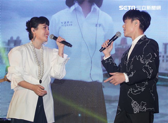 魏如萱、韋禮安以現場演唱方式揭曉「2017年度十大華語歌曲」獎。（記者邱榮吉/攝影）