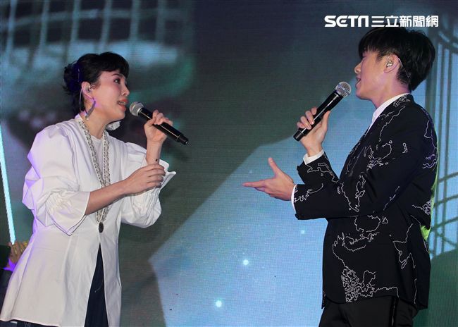 魏如萱、韋禮安以現場演唱方式揭曉「2017年度十大華語歌曲」獎。（記者邱榮吉/攝影）