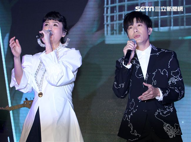 魏如萱、韋禮安以現場演唱方式揭曉「2017年度十大華語歌曲」獎。（記者邱榮吉/攝影）