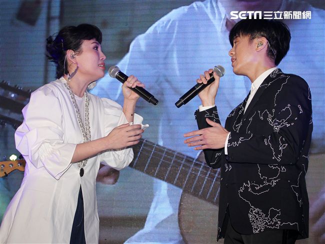 魏如萱、韋禮安以現場演唱方式揭曉「2017年度十大華語歌曲」獎。（記者邱榮吉/攝影）