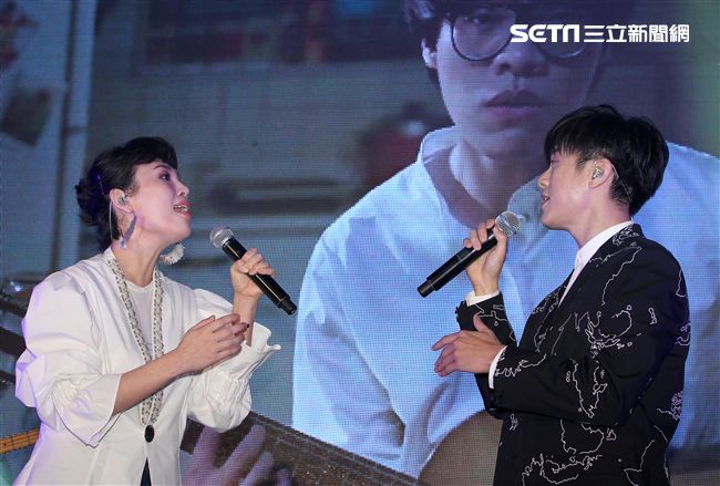 魏如萱、韋禮安以現場演唱方式揭曉「2017年度十大華語歌曲」獎。（記者邱榮吉/攝影）