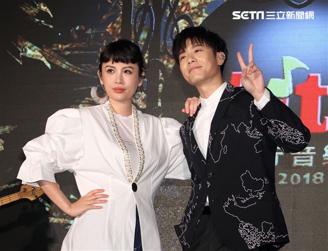 魏如萱、韋禮安公佈「最受歡迎新人」、「最受歡迎樂團」入圍名單。（記者邱榮吉/攝影）