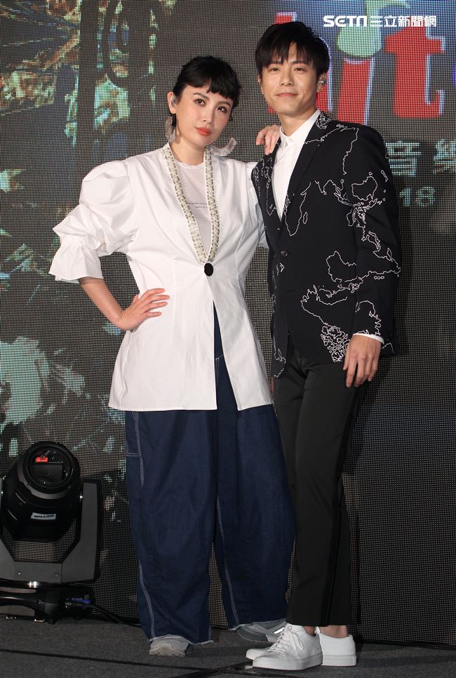 魏如萱、韋禮安公佈「最受歡迎新人」、「最受歡迎樂團」入圍名單。（記者邱榮吉/攝影）