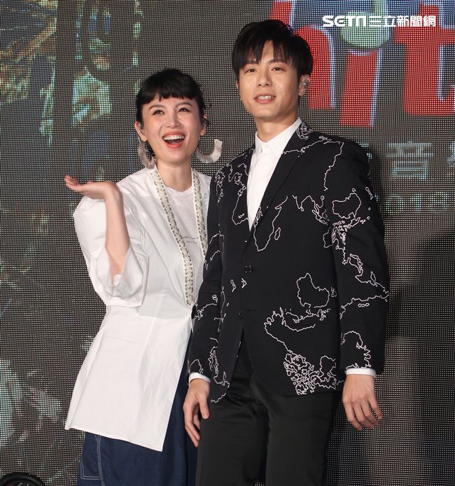 魏如萱、韋禮安公佈「最受歡迎新人」、「最受歡迎樂團」入圍名單。（記者邱榮吉/攝影）