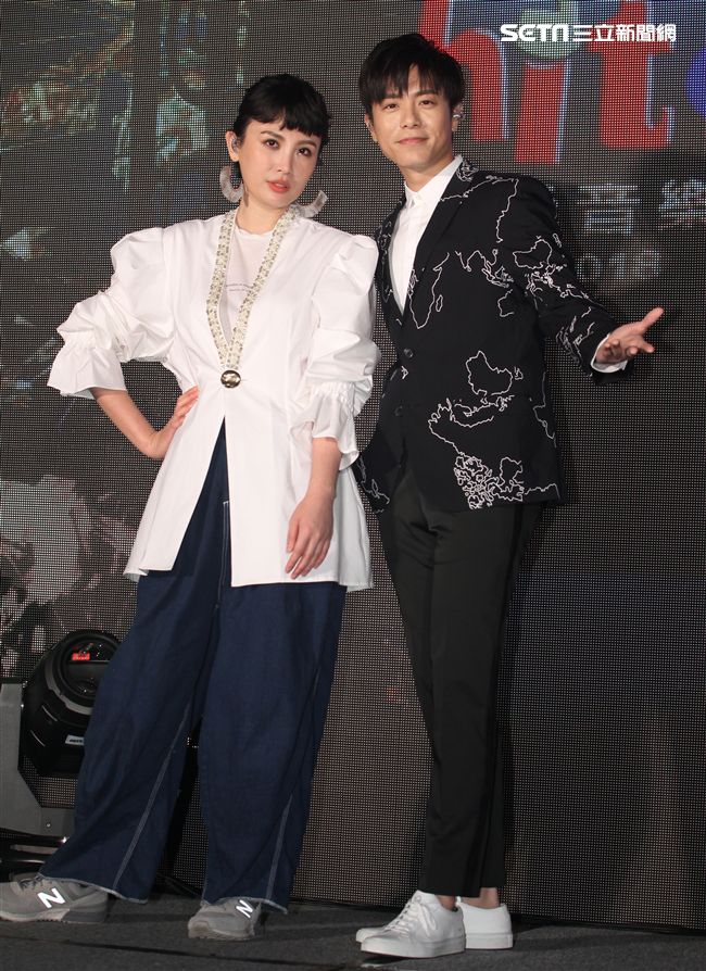 魏如萱、韋禮安公佈「最受歡迎新人」、「最受歡迎樂團」入圍名單。（記者邱榮吉/攝影）