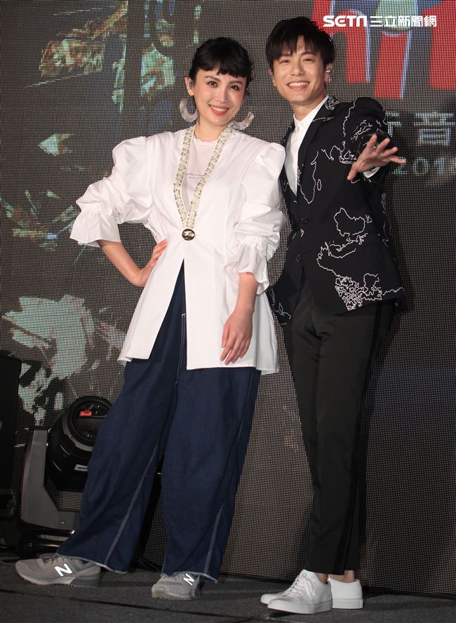 魏如萱、韋禮安公佈「最受歡迎新人」、「最受歡迎樂團」入圍名單。（記者邱榮吉/攝影）