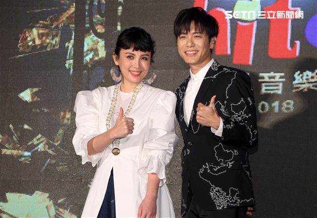 魏如萱、韋禮安公佈「最受歡迎新人」、「最受歡迎樂團」入圍名單。（記者邱榮吉/攝影）