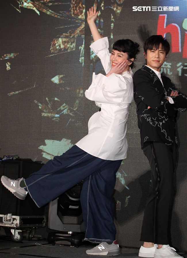 魏如萱、韋禮安公佈「最受歡迎新人」、「最受歡迎樂團」入圍名單。（記者邱榮吉/攝影）