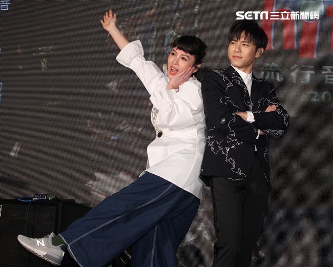 魏如萱、韋禮安公佈「最受歡迎新人」、「最受歡迎樂團」入圍名單。（記者邱榮吉/攝影）