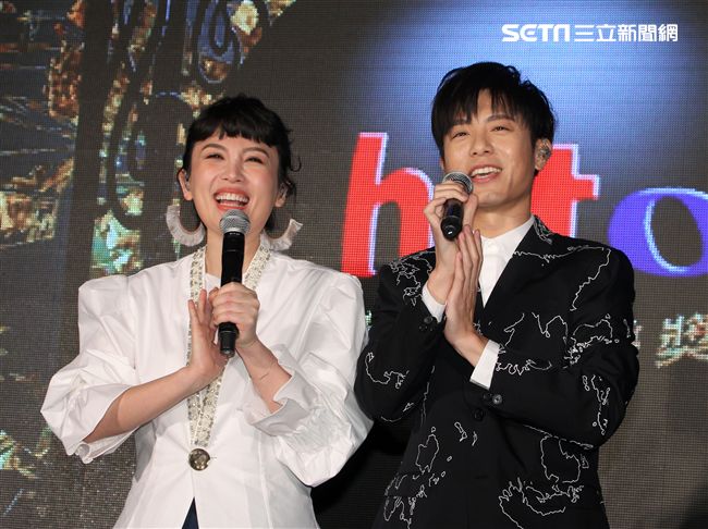 魏如萱、韋禮安公佈「最受歡迎新人」、「最受歡迎樂團」入圍名單。（記者邱榮吉/攝影）