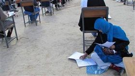 阿富汗,女權,農婦,考試,嬰兒,作答（圖／翻攝自臉書محمد نسيم جعفری）https://www.facebook.com/permalink.php?story_fbid=2031268930421239&id=100006144548067