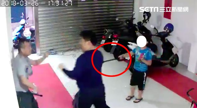 傷腦筋！爸打架處劣勢兒竟遞棍棒助陣