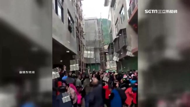 慶祝新居落成　陸土豪灑鈔票村民瘋搶