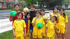 ▲花蓮長良女足小將圍著玉里驕傲潘彥昕合照。（圖／Conti提供）