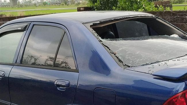 芳香劑熱到「爆」　擊破車後擋風玻璃