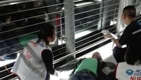 救人一命 台護理師曼谷機場伸援手一名泰國旅客在曼谷下機時昏迷，同機兩位台灣護理師即時搶救。（華航提供）中央社記者劉得倉曼谷傳真 107年3月27日