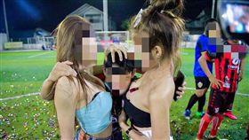 泰國足球隊球員直接在球場上與兩名辣妹鹹濕合照（圖／翻攝自「โคตรห้าว V.4」臉書粉絲專頁）