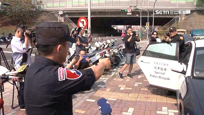 2特警將破格升職　486先生：英雄