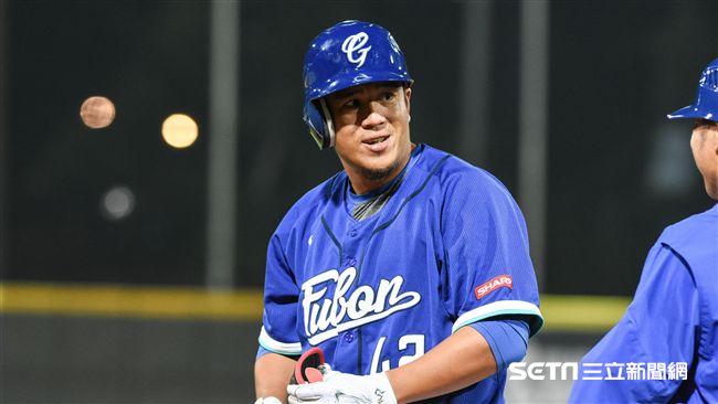 蔣智賢球飛上看台　肩上石頭放下來