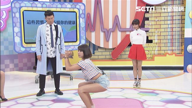 女星蜜桃臀太吸睛　男主持緊盯挨罵