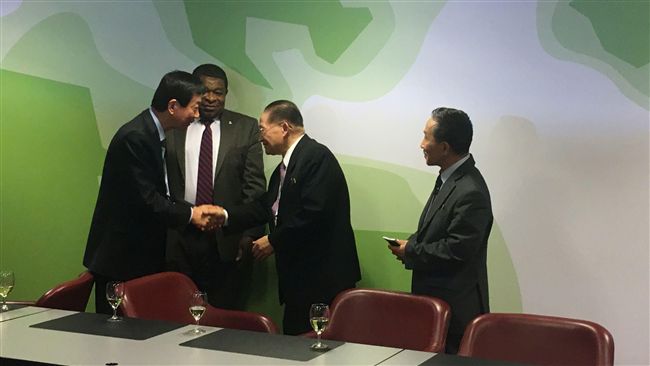 南北韓議員日內瓦見面　握手敬酒示好