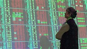 台股開盤大漲百點（1）美股在美中貿易戰疑慮降溫下，大漲669點，27日台股也在國際股市氣氛轉趨樂觀下，開盤大漲百點。中央社記者董俊志攝　107年3月27日