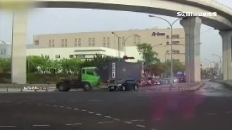 貨櫃車煞不住！如折甘蔗擦撞前方轎車
