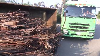 貨車疑裝載超重翻覆　廢銅條散落省道