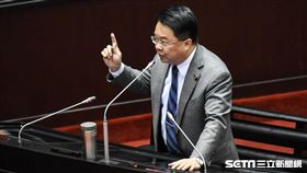 民進黨立法委員吳秉叡質詢。 圖／記者林敬旻攝