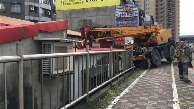 吊車疑煞車失靈撞進民宅　女受傷送醫