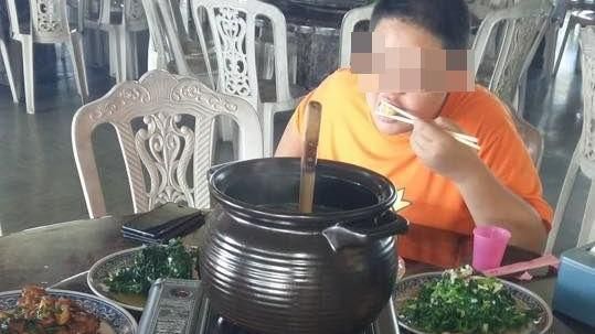 女友約會硬要帶弟弟　他點完菜傻眼