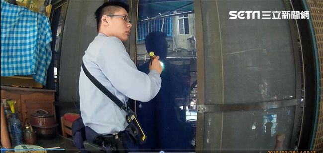 8旬婦家中跌倒喊救命　警翻窗搶救