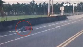 撞飛婦人！狠心駕駛「拖保險桿」肇逃
SOT
屏東,肇逃,車禍,機車騎士,超車,行車紀錄器,傷重不治