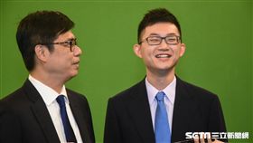 民進黨立委陳其邁前往華視接受主播陳子見專訪。 圖／記者林敬旻攝