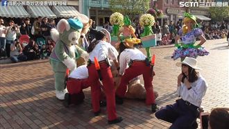 敬業！迪士尼「雪莉玫」鞠躬式昏倒