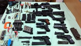 男擁制式長槍衝鋒槍　住處宛如地下兵工