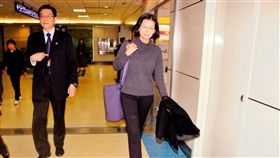 探監返台　李凈瑜：李明哲發言通訊權遭剝奪非政府組織工作者李明哲的妻子李凈瑜（右），26日前往中國大陸探視李明哲。李凈瑜28日返台表示，李明哲的健康狀況看起來還好，但發言、通訊權仍遭剝奪限制，她也已向陸方提出下個月的探視申請。中央社記者吳睿騏桃園機場攝　107年3月28日