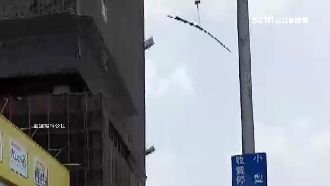 馬路吊鋼筋沒交管　騎士不敢往前騎…