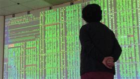 美中貿易戰開打　台股重挫（2）美中貿易大戰開打，拖累台股早盤重挫逾200點，台北外匯市場新台幣兌美元匯率23日以29.240元開盤，貶8.7分，盤勢一片綠油油。中央社記者董俊志攝　107年3月23日