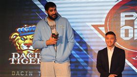 達欣布拉和總教練范耿祥。（圖／籃協提供）