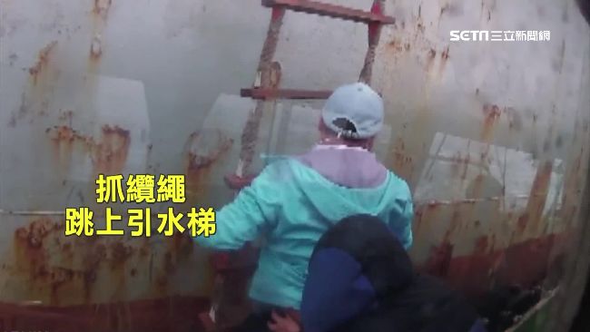 引水人在爬繩梯登上貨輪半途中，右側欄杆卻突然整根旋轉，害他摔斷腿。（示意圖／資料照）