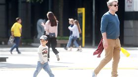 把握晴朗好天氣中央氣象局預報員徐仲毅3日表示，全台各地都是晴到多雲的好天氣，北部高溫約攝氏22到24度，中南部高溫達25到27度，感受上溫暖舒適，不過，清晨夜晚仍偏涼，低溫探17、18度，提醒民眾留意日夜溫差。中央社記者吳家昇攝  107年1月3日