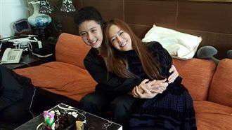 抱親到16歲…狄鶯放手讓獨子轉大人