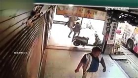 上學被熱褲女狠踹 高中生倒地一臉驚恐