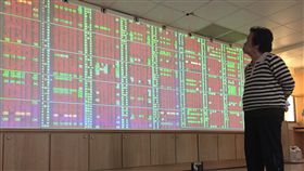 台股開盤大漲百點（1）美股在美中貿易戰疑慮降溫下，大漲669點，27日台股也在國際股市氣氛轉趨樂觀下，開盤大漲百點。中央社記者董俊志攝　107年3月27日