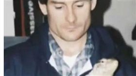 美國一名42歲男子赫夫（Ronald Huff）養了7條寵物巨蜥，但他生前卻慘遭巨蜥咬死，更可怕的是，他的遺體還被巨蜥啃食分屍，而赫夫之死成為被寵物殺害的案例之一。（圖／太陽報）