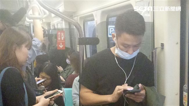 連線閱讀報告　通勤族都在捷運滑這些