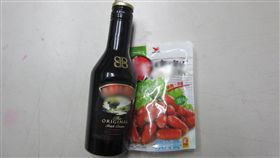 超商偷酒連下酒菜也不忘記，賊被逮後脫口「沒下酒菜怪怪的」。（圖／翻攝畫面）